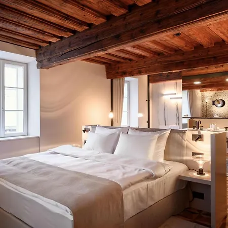 Zlata Ladjica Boutique